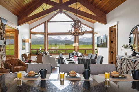 House (4 Bedrooms) | Living area | TV, DVD player