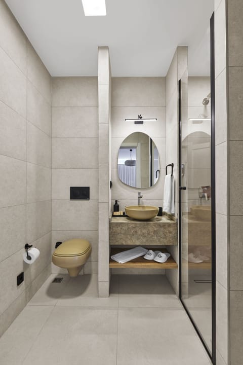 Superior Room with Balcony | Bathroom