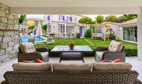 Deluxe Room | Living area | 35-inch LED TV with premium channels