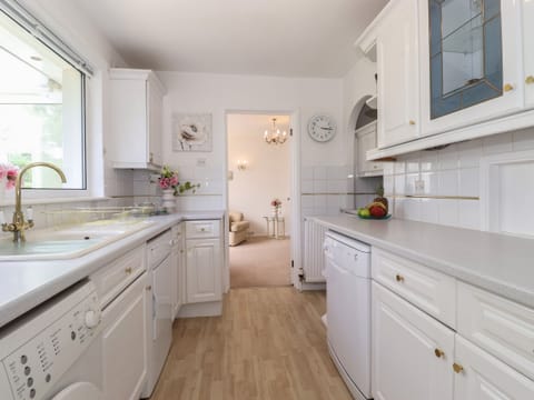 Cottage | Private kitchen | Fridge, dishwasher, cookware/dishes/utensils