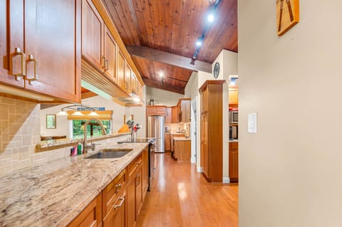 House, 4 Bedrooms | Private kitchen | Fridge, oven, coffee/tea maker, toaster