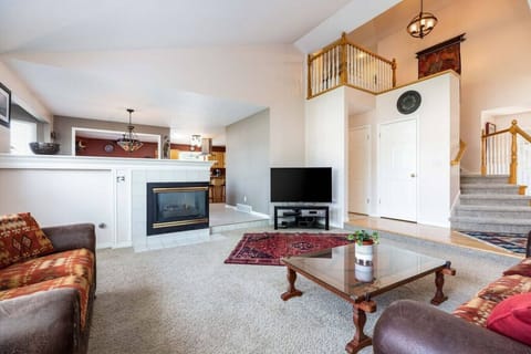 Spacious Living area with Fireplace