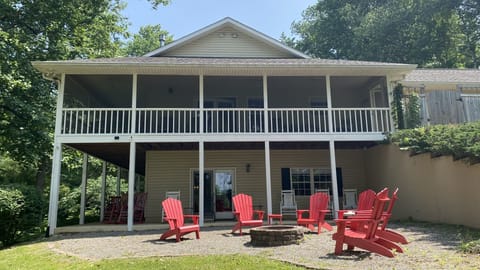 Fire pit with Adirondack Chairs and rocking chairs to relax in the fresh air 