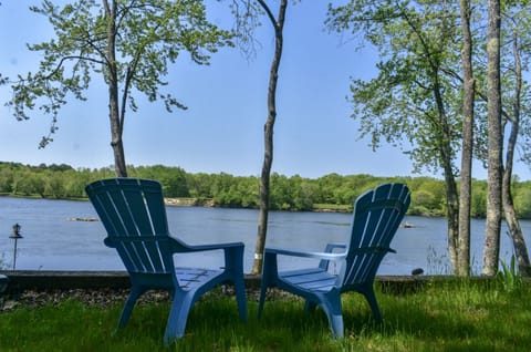 Riverfront - You're invite to rest and relax!