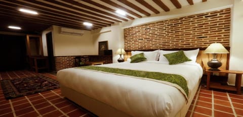 Suite | Free WiFi, bed sheets