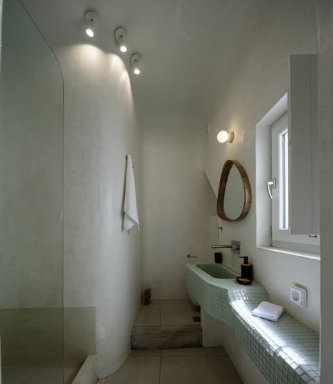 Deluxe Apartment | Bathroom | Free toiletries, hair dryer, bathrobes, slippers