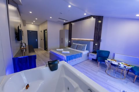 Deluxe Double Room, 1 Bedroom, Balcony | Premium bedding, minibar, in-room safe, laptop workspace