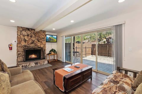 Living room with fire place. 