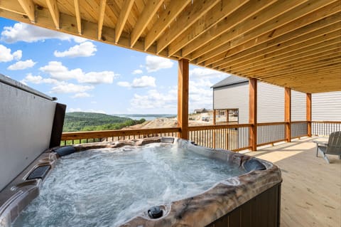 Personal Hot Tub overlooking Table Rock Lake!