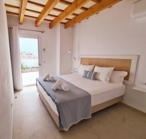 Family Room | Premium bedding, down comforters, blackout drapes, WiFi (free)