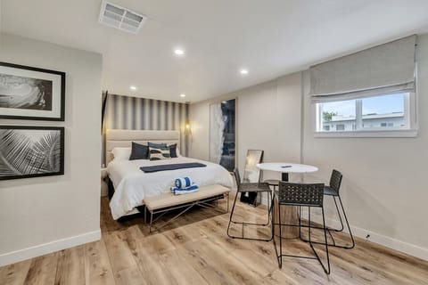 Cozy studio w/ bed, small dining table & soft lighting for a relaxed stay