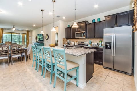 Full kitchen with Island seating