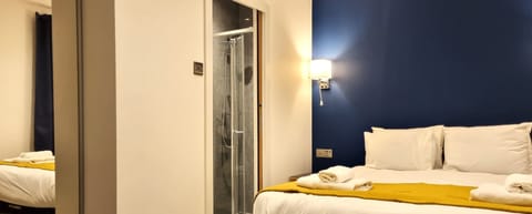 Superior House | 6 bedrooms, desk, iron/ironing board, WiFi (free)