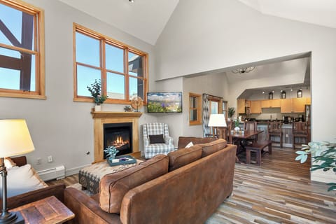 ✨ Embrace the mountain chic vibe with stylish furnishings that enhance the overall ambiance. 🏔️Open flowing concept in this space, perfect for a large group of up to 12 people. 🎉
