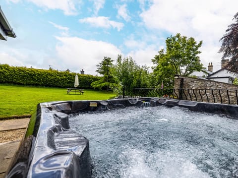 Cottage | Outdoor spa tub