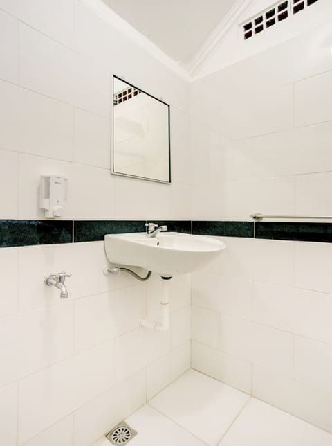 Standard Double Room | Bathroom | Shower, towels