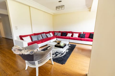 Cozy corners and big charm - find comfort in every inch of this stylish living room retreat.