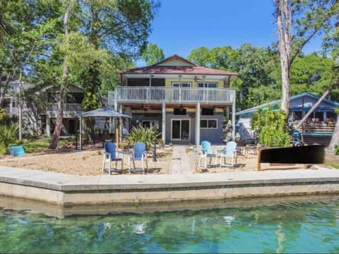 Come unwind in this spectacular fully equipted home that sleeps 12 w/2 kitchens