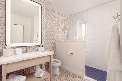 Mariana Room | Bathroom | Shower, free toiletries, hair dryer, towels