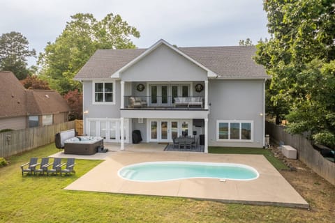 Beautiful Lakeside House with private pool, hot tub & boat dock