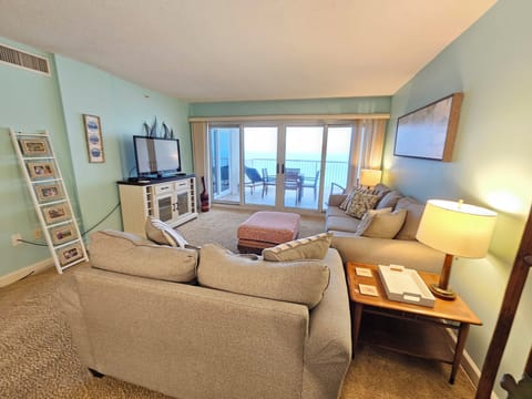 Living Area w/Beachfront View