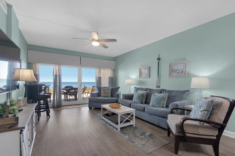 Living Area w/Beachfront View