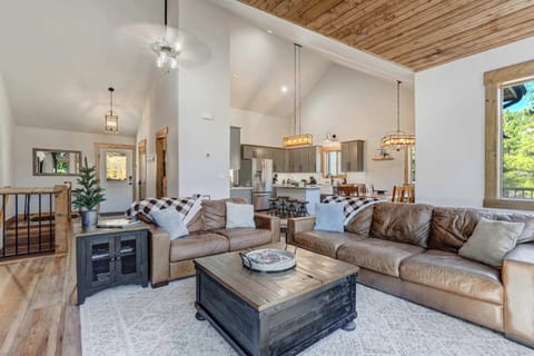 A stunning living space with vaulted ceilings, rustic charm, a cozy fireplace, and breathtaking mountain views. The perfect blend of comfort and style!