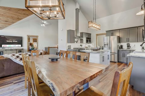 Savor the perfect blend of dining and relaxation as you enjoy the amenities of our living room. Our space is designed for seamless transitions, allowing you to dine in comfort while immersing yourself in the inviting ambiance of your surroundings.