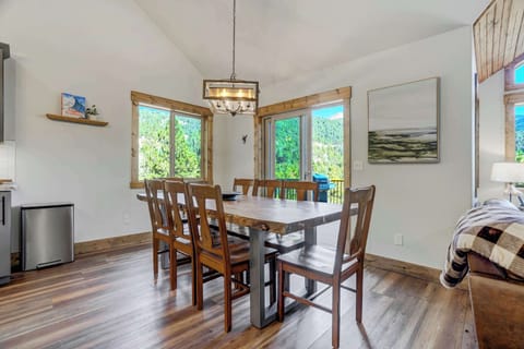 Savor the perfect blend of dining and relaxation as you enjoy the amenities of our living room. Our space is designed for seamless transitions, allowing you to dine in comfort while immersing yourself in the inviting ambiance of your surroundings.