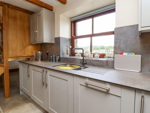 Cottage | Private kitchen | Fridge, dishwasher, electric kettle, toaster