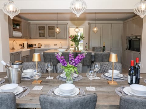 Cottage | Dining