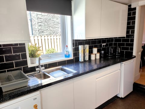 Cottage | Private kitchen | Fridge, dishwasher, electric kettle, toaster