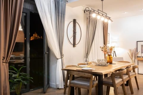 Luxury Villa, Lanai, City View | Living room | 32-inch Smart TV with cable channels, TV, DVD player