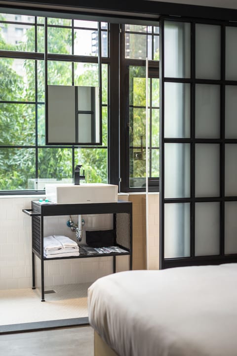 Medium Cinema Park View Room  | Bathroom sink