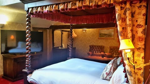 Junior Double Room, 1 King Bed, Ensuite (Bridal Suite) | Individually decorated, individually furnished, desk, laptop workspace