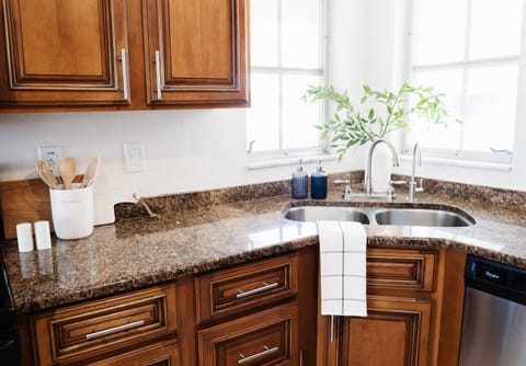 A fully furnished kitchen with all essential appliances for a seamless stay.