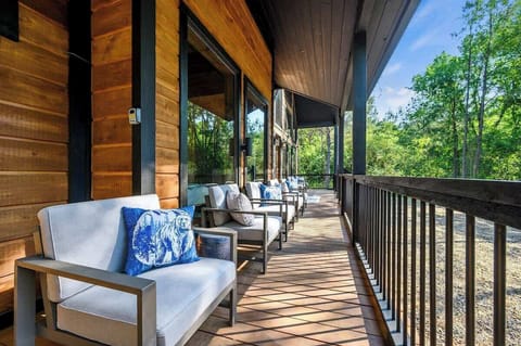 The front patio has a lot of seating for people to enjoy the panoramic views of nature.
| Stillwater Creek by Boutiq Luxury Vacation Rentals | Broken Bow, Oklahoma