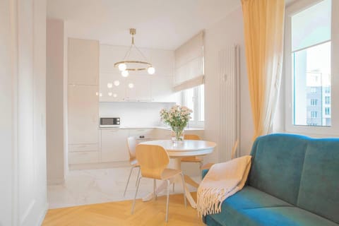 Open-plan living room and kitchen with soft lighting – Contemporary apartment interior with seamless layout and warm finishes.