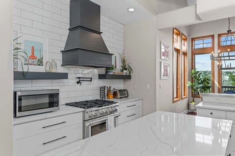 Culinary perfection: Our large kitchen is every chef's dream, complete with a gas stove and all kitchen essentials. Unleash your inner gourmet and create culinary masterpieces with ease.