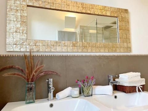 Classic Room, Garden View | Bathroom | Hair dryer, slippers, towels