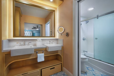 Combined shower/tub, eco-friendly toiletries, towels