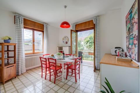 Bright living room with table and access to the balcony