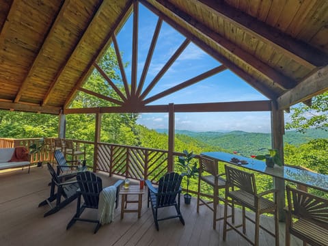 Take in breathtaking mountain views and overlook the slopes of Hatley Pointe Ski Resort from this spacious deck. Perfect for morning coffee or evening wine, it’s your front-row seat to the beauty of the Blue Ridge in every season.