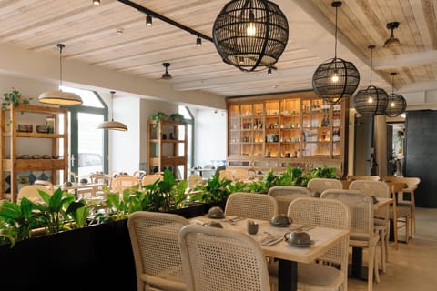 2 restaurants; lunch, dinner, and brunch served