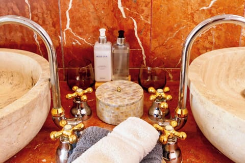 Premier Double Room | Bathroom | Hair dryer, bathrobes, slippers, towels