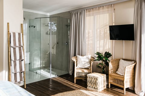 Premier Double Room, 1 King Bed, Sea View | Egyptian cotton sheets, premium bedding, Tempur-Pedic beds, minibar