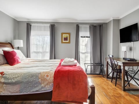 American Eagle | Desk, iron/ironing board, free WiFi, bed sheets