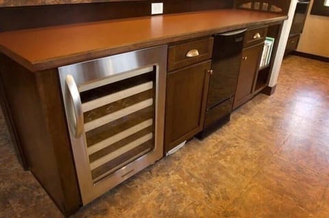 Beverage refrigerator and ice