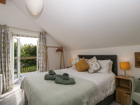 2 bedrooms, individually decorated, individually furnished, free WiFi