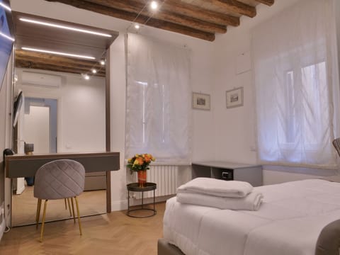 City Twin Room | Minibar, in-room safe, individually furnished, desk